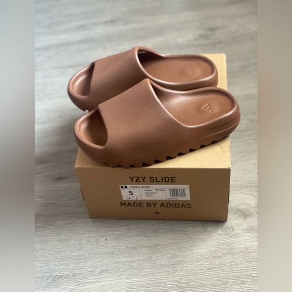 Yeezy Slides (Flax) NWT - Picture 10 of 13